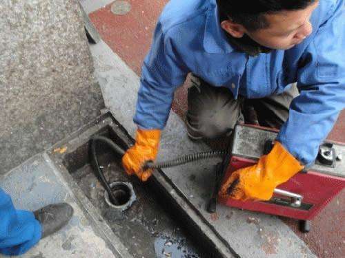 翁田镇疏通下水道