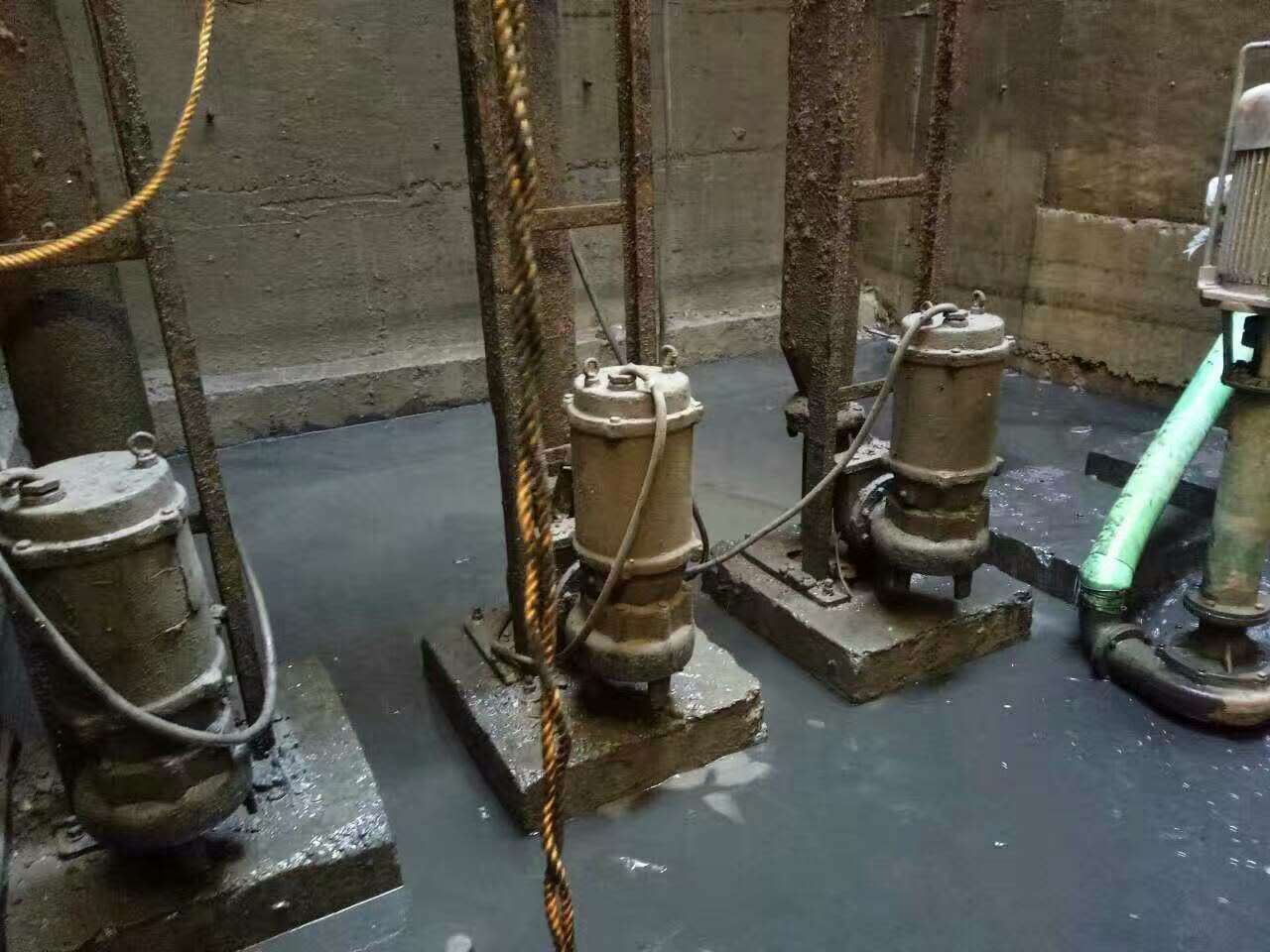 翁田镇污水池清理