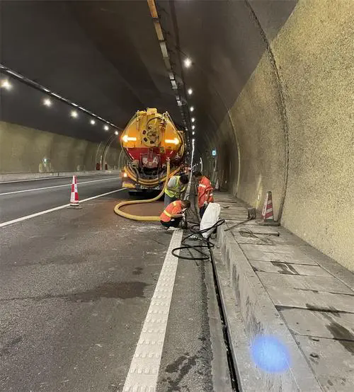 翁田镇隧道排水渠清淤